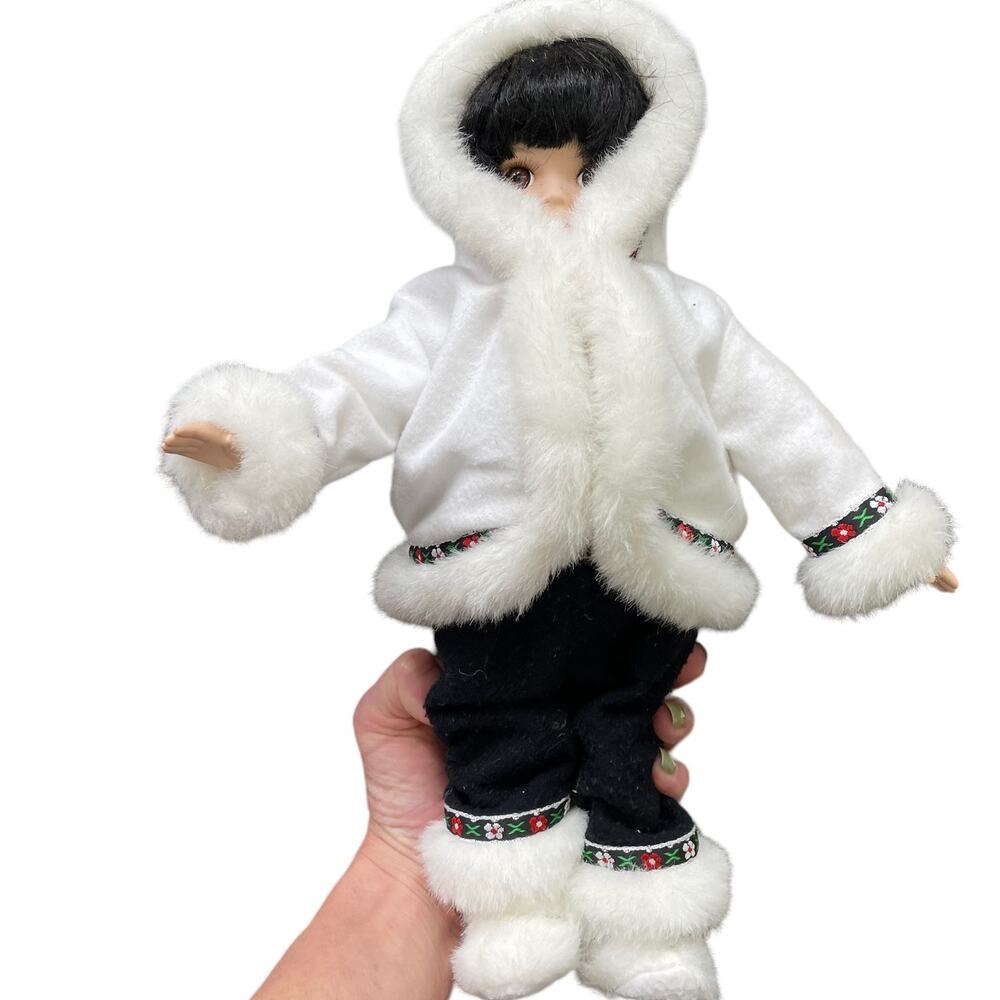 Royalton Collection Eskimo Doll Vintage 1997 Snowflake Porcelain Child READ